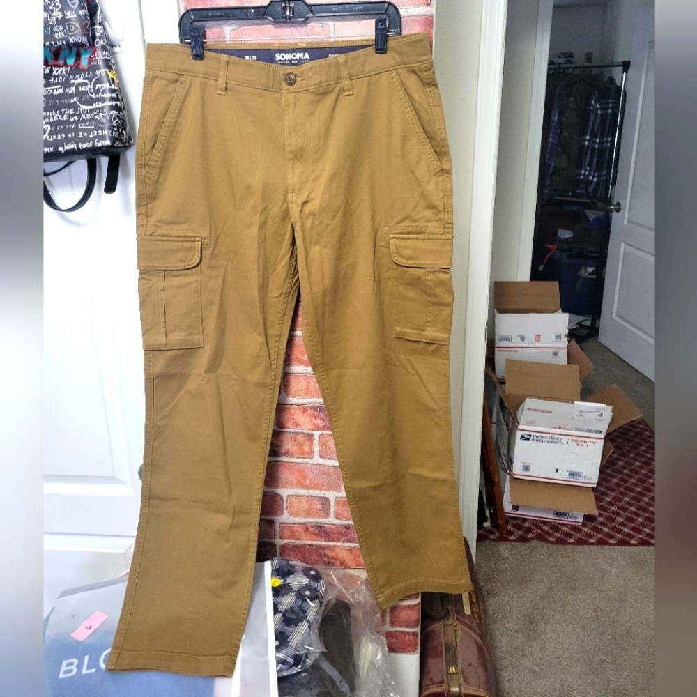 Sonoma flexwear straight leg cargo pants. 36x32. Button cargo pockets